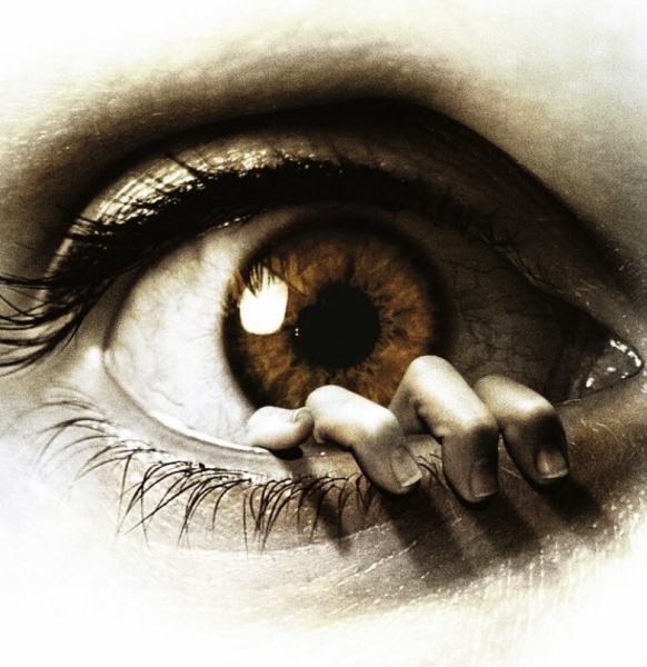 Обложка к фильму ужасов «Глаз», в главной роли которого Джессика Альба